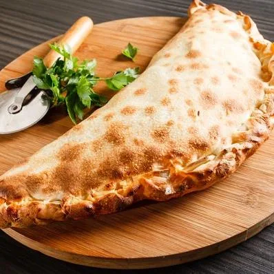 Кальцоне с ветчиной и грибами