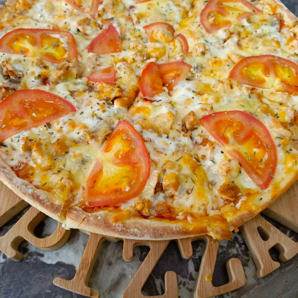 Пицца с курицей и шампиньонами