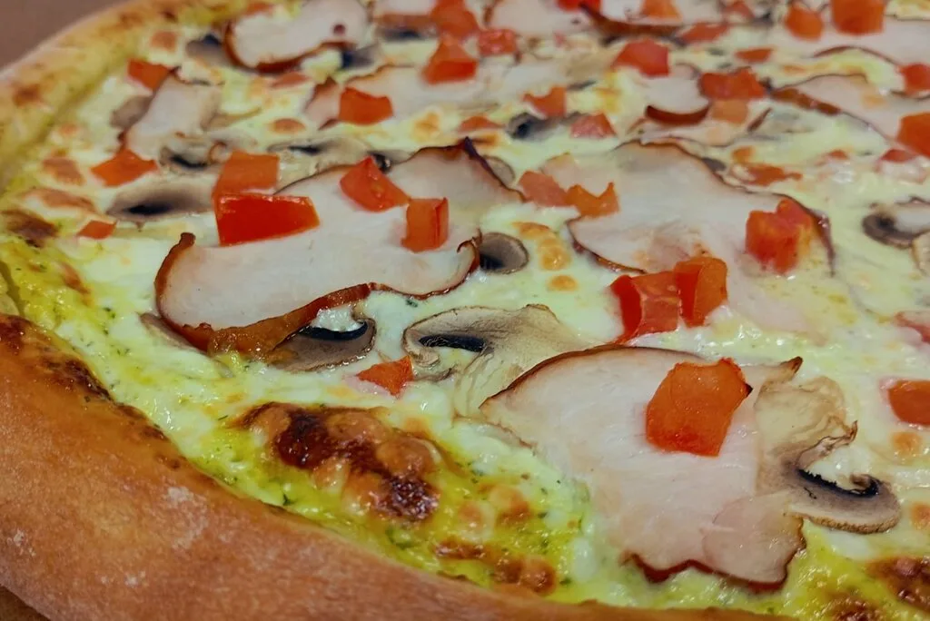 Копченая курица с грибами