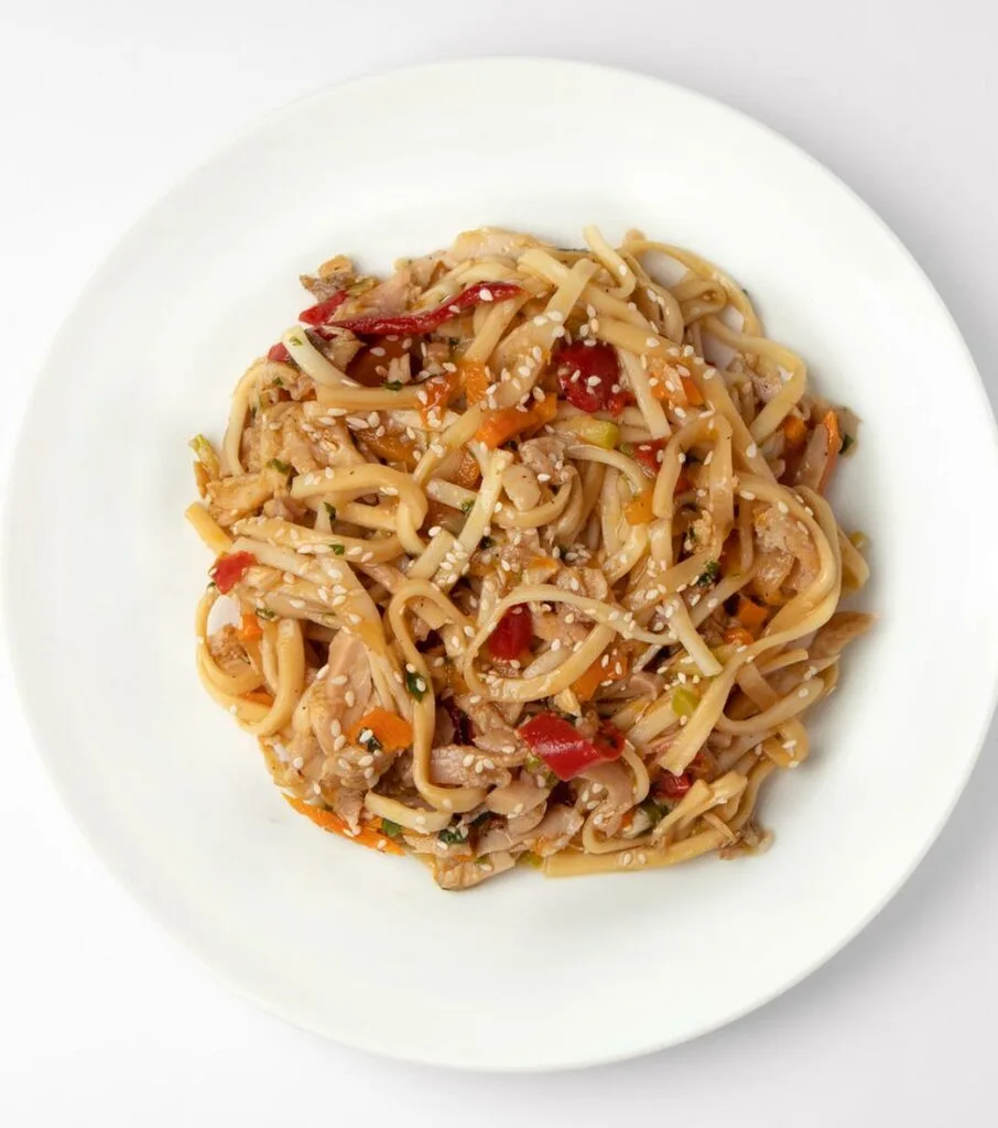Лапша пшеничная Удон с курицей и овощами