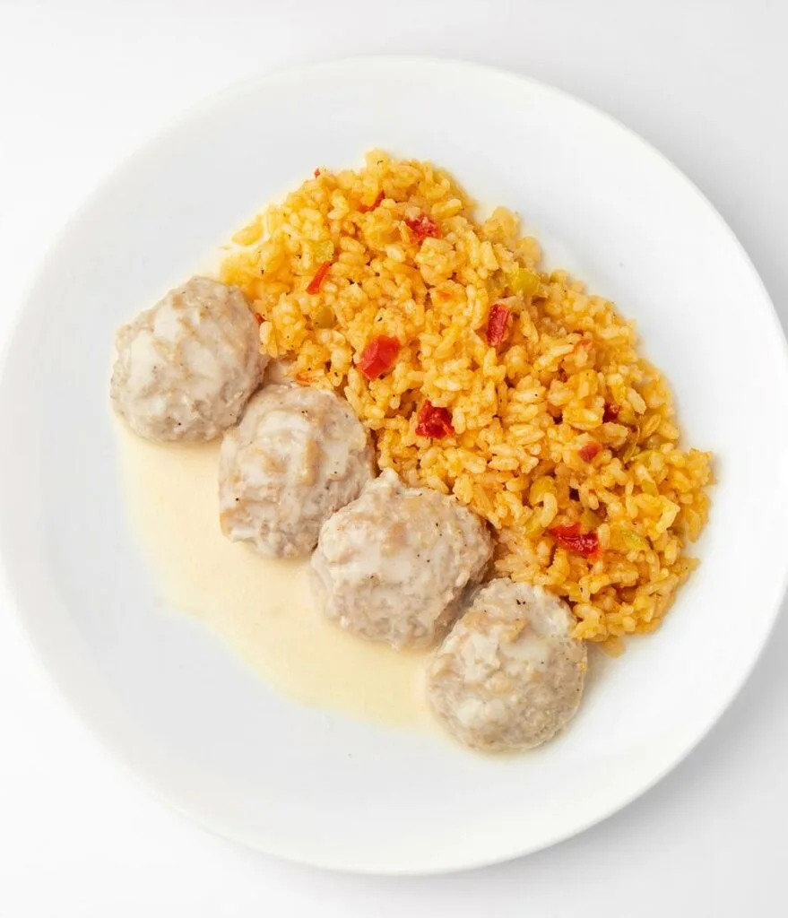 Фрикадельки с рисом и соусом