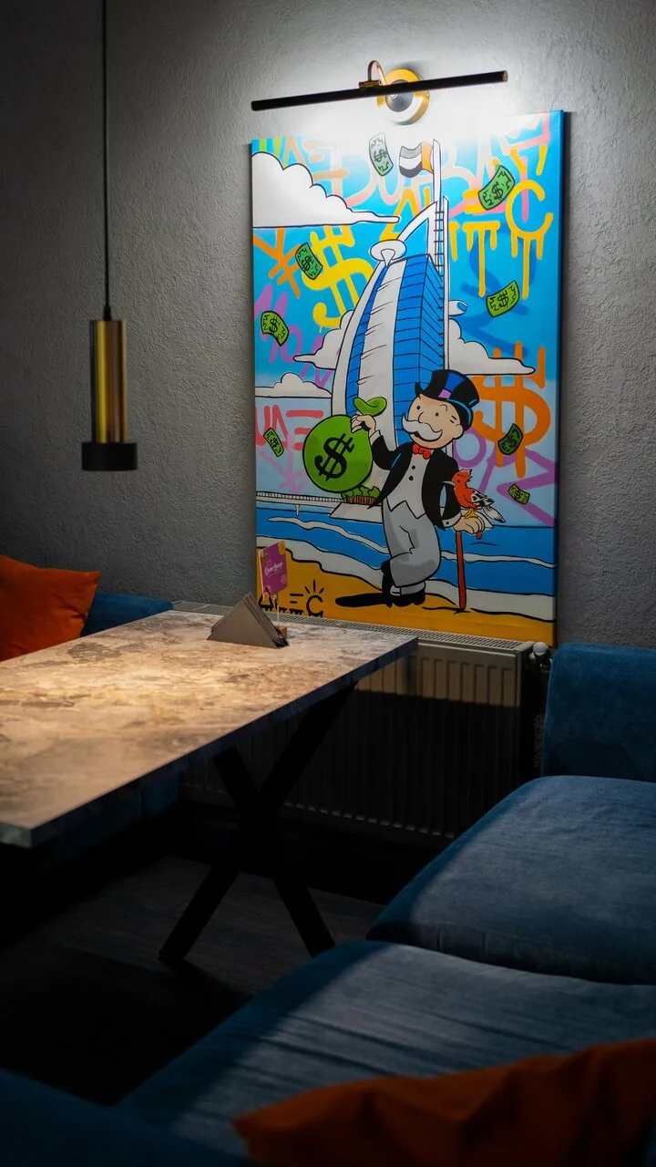Queen Lounge