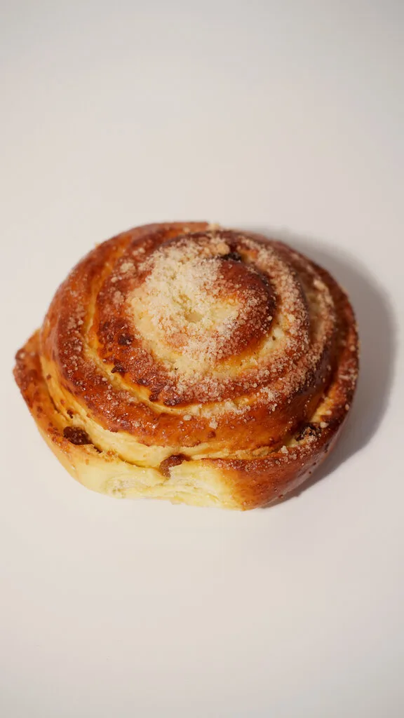Улитка с творогом и изюмом
