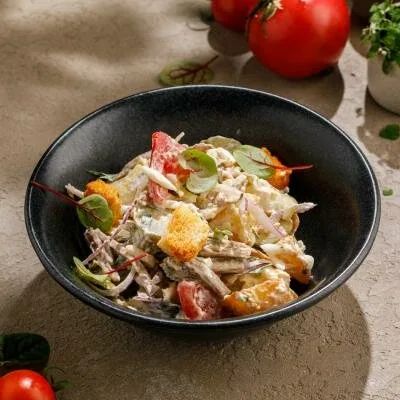 Салат с языком и гренками