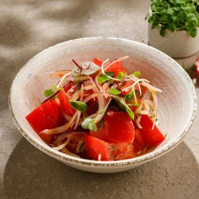 Салат с помидорами и красным луком