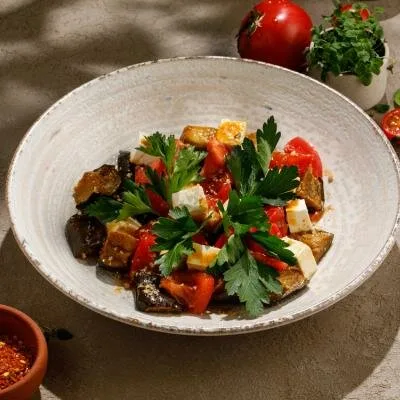 Салат с баклажаном и сыром фета