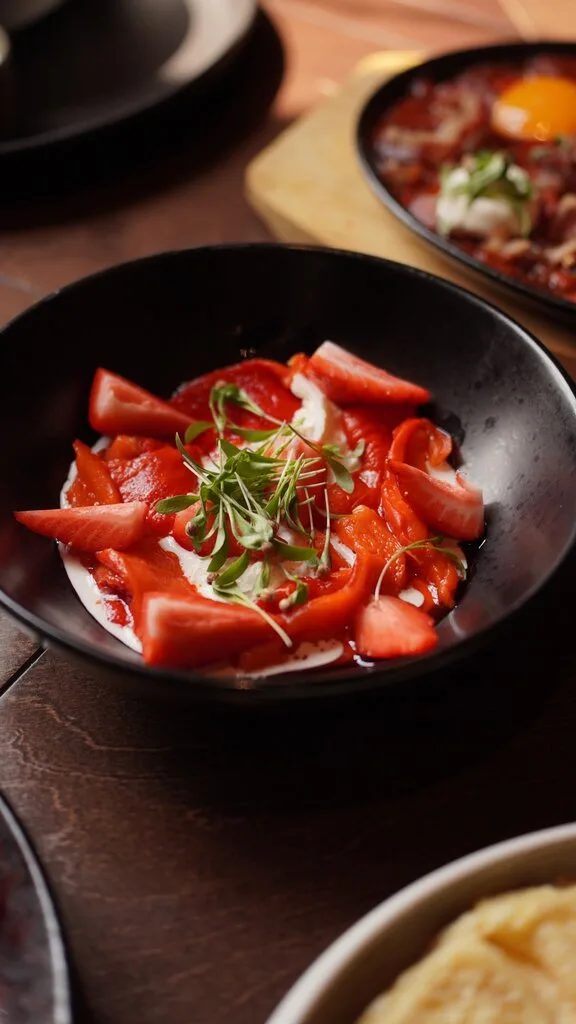 Страчателла с печеным перцем и клубникой
