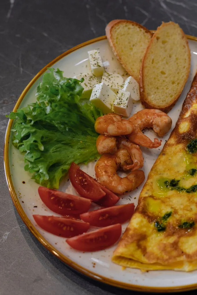 Омлет с сыром и креветками