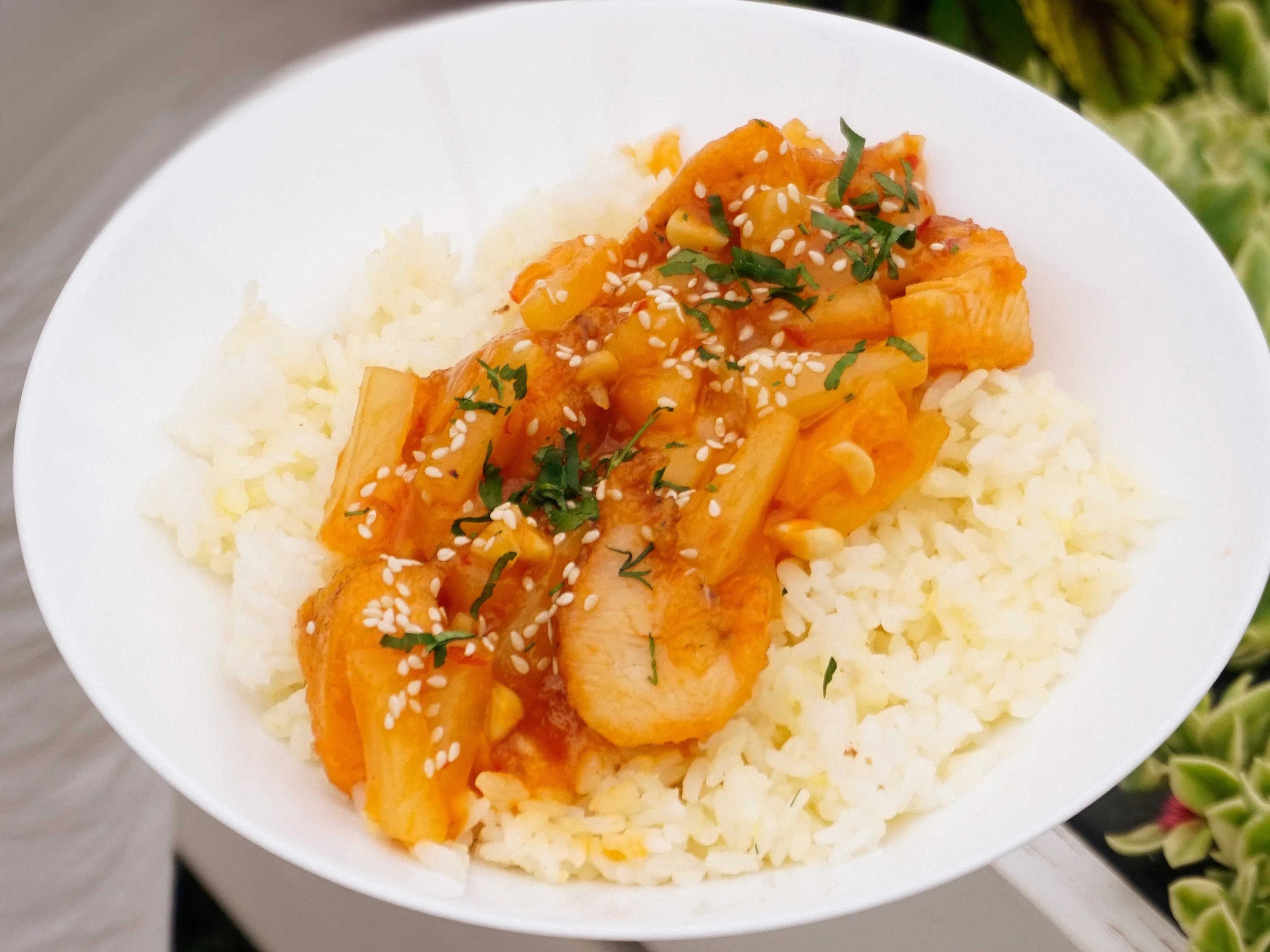 Жареный рис с курицей и ананасами