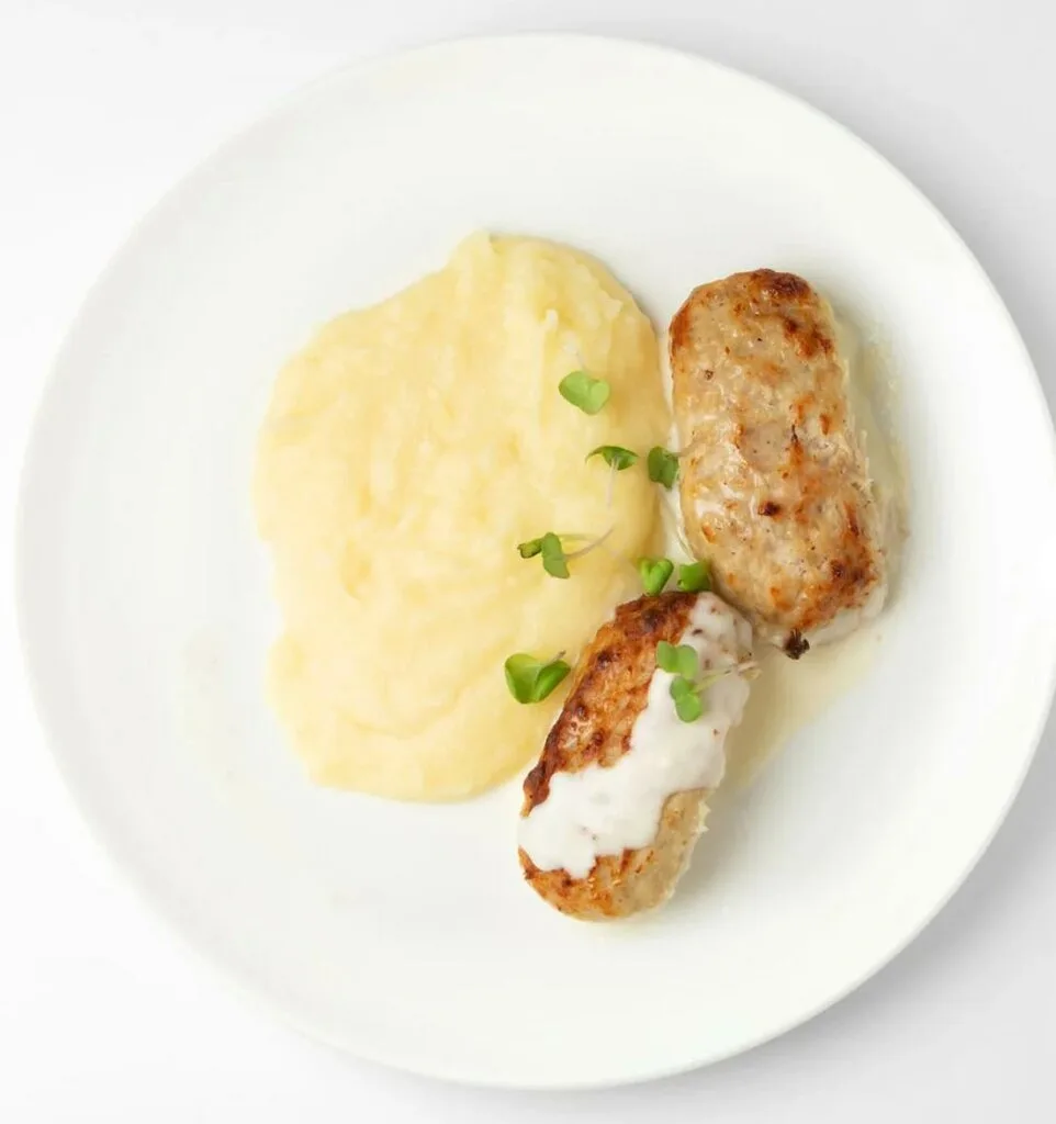 Куриные котлеты с пюре и сырным соусом
