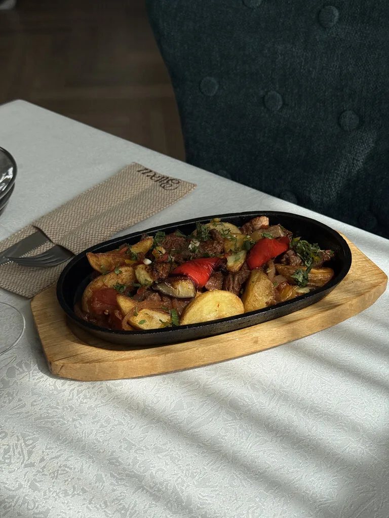 Мясная сковородка с говядиной и овощами