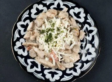 Жаровня из курицы в сливочном соусе с грибами и овощами