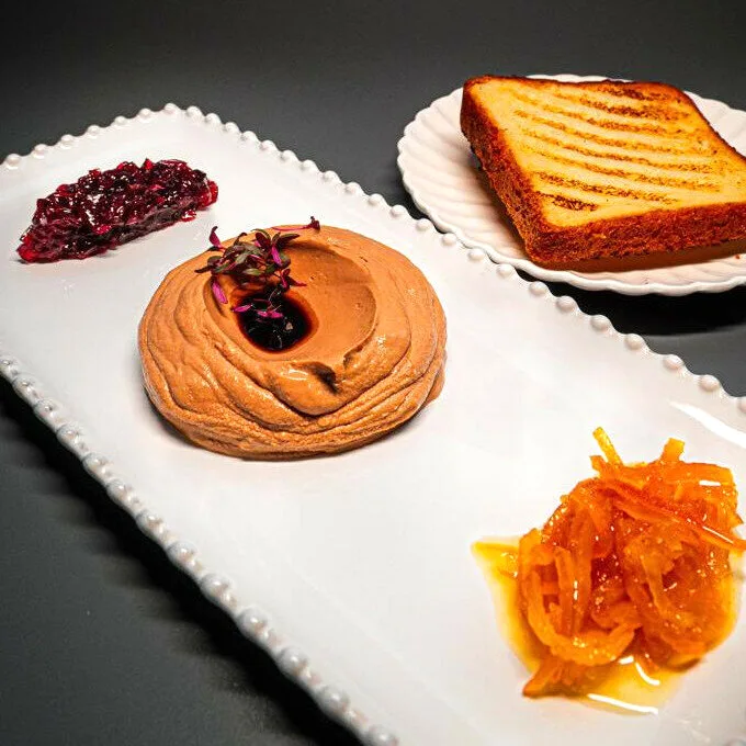 Паштет из куриной печени с бриошью, луковым конфи и апельсиновыми цукатами