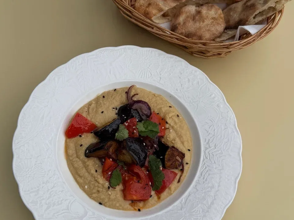Хумус с запеченными овощами