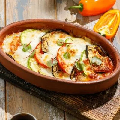 Запечённый сыр сулугуни с овощами
