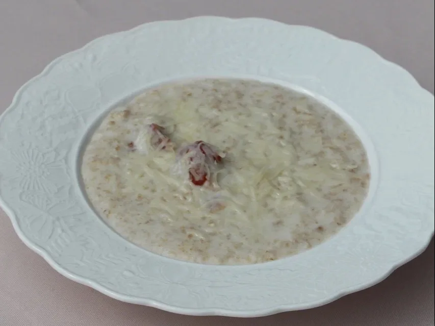 Овсяная каша с пармезаном и вялеными томатами