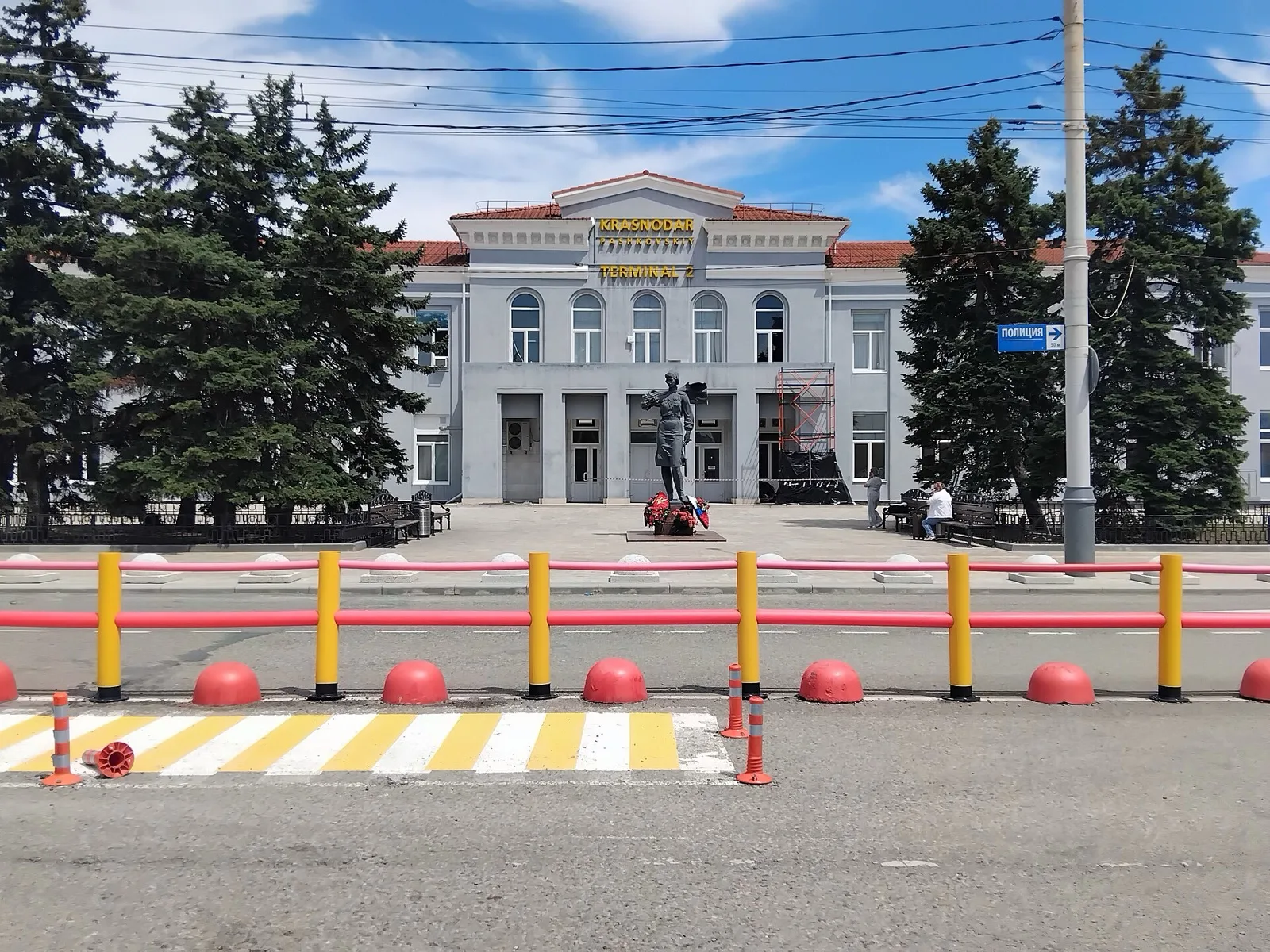 Терминал 2 аэропорта Краснодар, перед входом памятник Е. Д. Бершанской