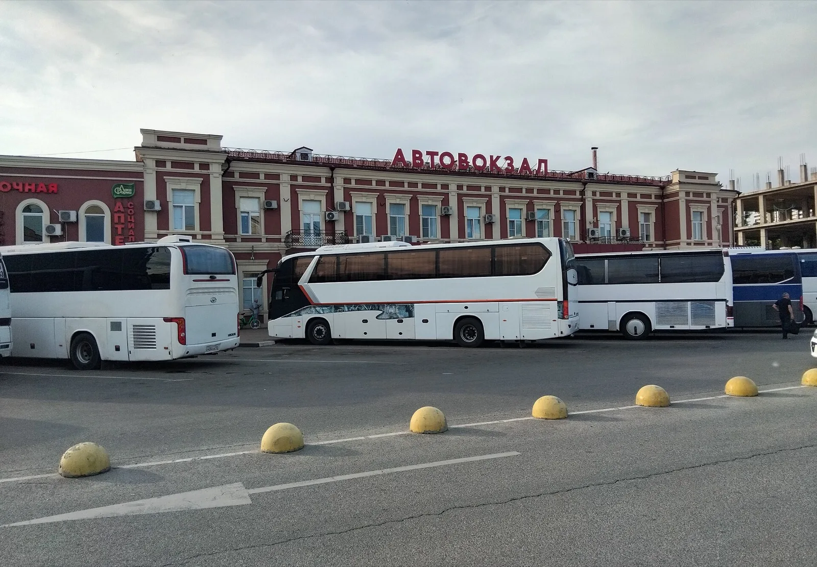 Здание автовокзала Краснодар-1 с вывеской «Автовокзал», у перрона междугородние автобусы