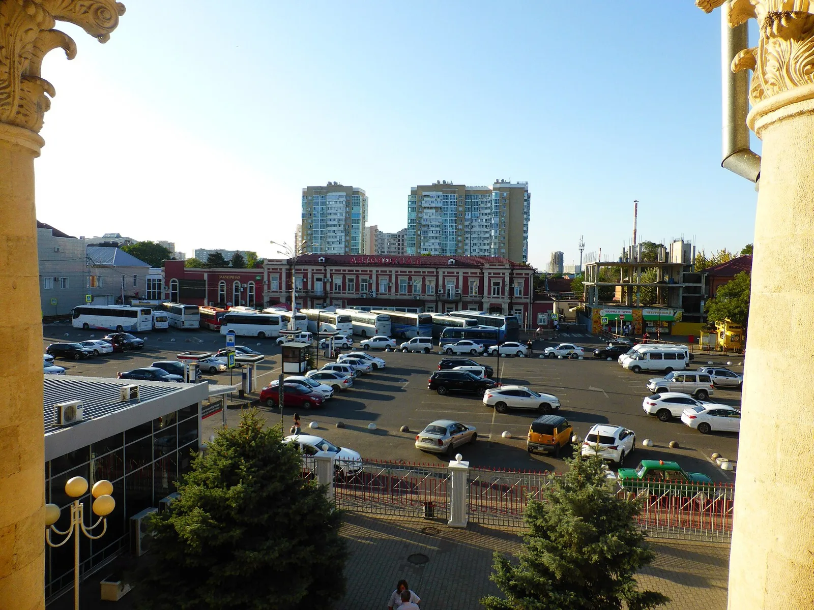 Площадь автовокзала Краснодар-1 с автобусами у перронов, вид сверху со стороны ж/д вокзала