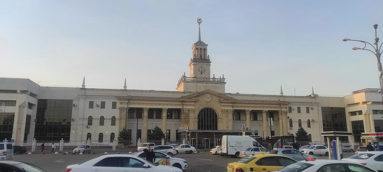 Фасад ж/д вокзала Краснодар-1 с башней и часами, вид с Привокзальной площади