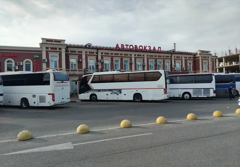 Здание автовокзала Краснодар-1 с вывеской «Автовокзал», у перрона междугородние автобусы