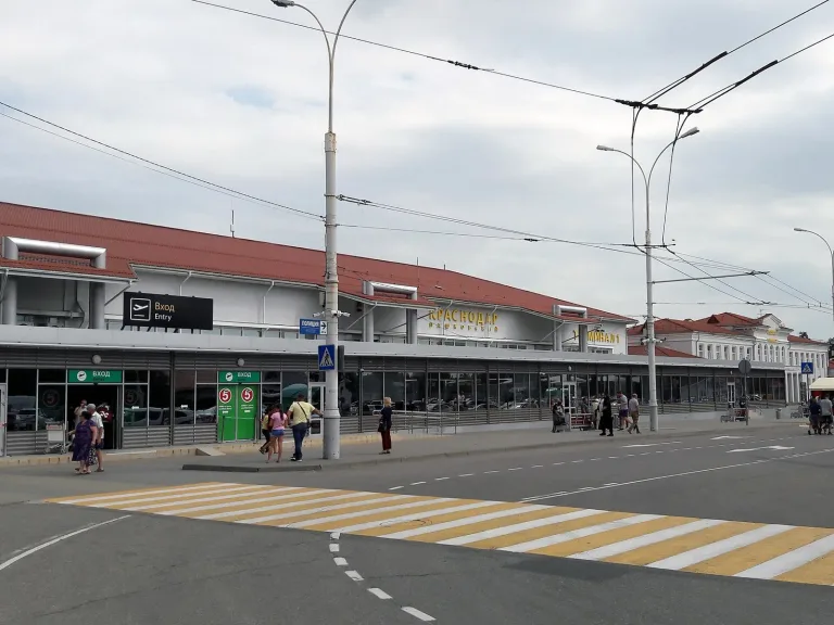 Вход в терминал аэропорта Краснодар и проезд перед ним с контактной сетью троллейбуса