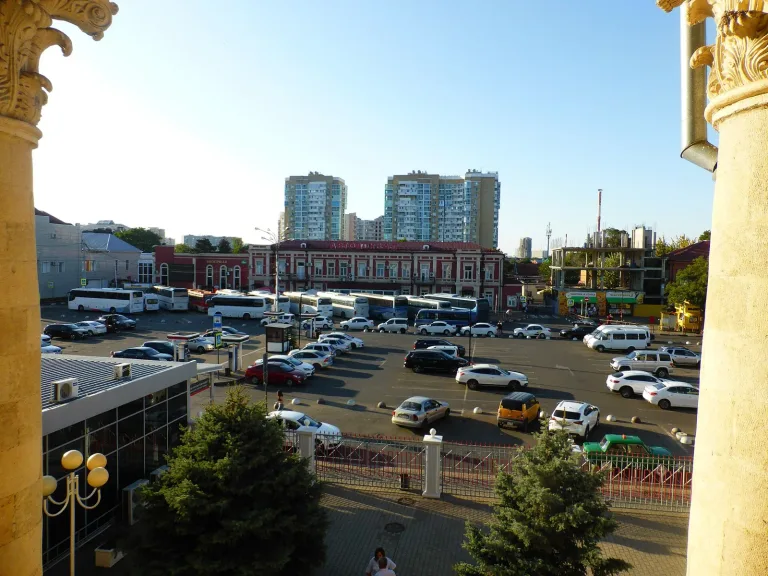 Площадь автовокзала Краснодар-1 с автобусами у перронов, вид сверху со стороны ж/д вокзала